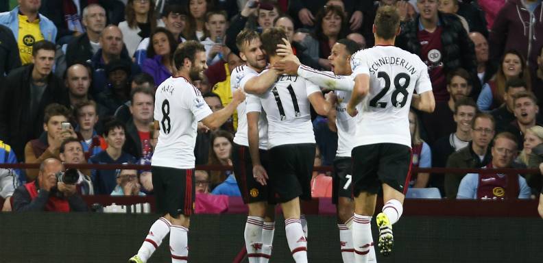 Un gol de Adnan Januzaj le dio este viernes al Manchester United la victoria sobre el Aston Villa (0-1) y el liderato en la Premier