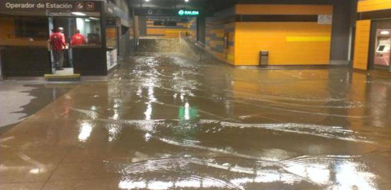 Inundación en una de las estaciones del Metro de Caracas por las fuertes lluvias. / Foto: Twitter