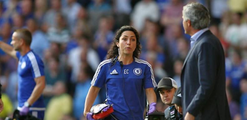El entrenador del Chelsea, José Mourinho, está siendo objeto de duras críticas tras apartar del equipo a la doctora Eva Carneiro por salir a la cancha a atender a un jugador cuando, según él, no debía