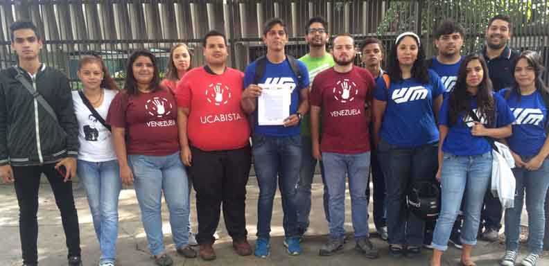 Estudiantes entregaron documento en rechazo a inhabilitaciones
