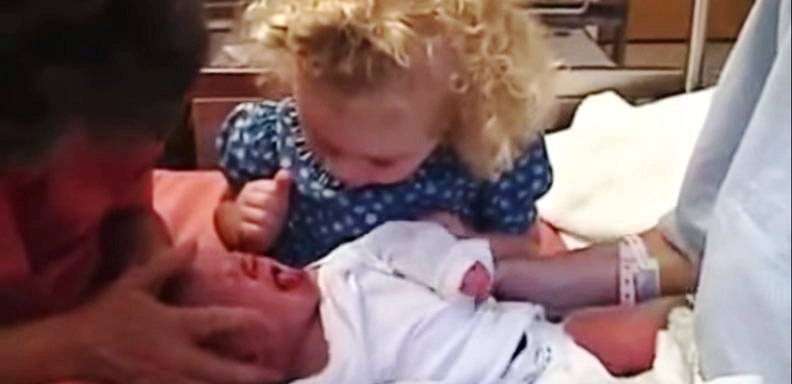 Una niña calma a su hermana recién nacida y le sirve de terapia