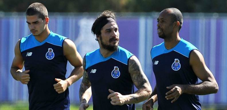 El Porto hizo oficial la contratación del delantero ítalo-argentino Pablo Daniel Osvaldo, que llega después de haber jugado en el Boca Juniors argentino la pasada temporada