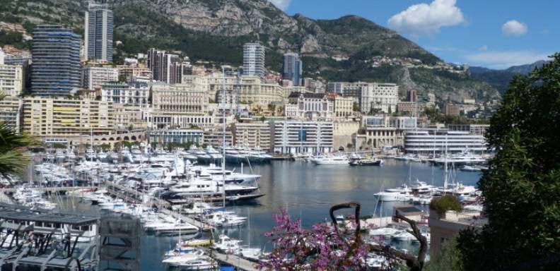 Varios cruceros visitan diariamente el puerto de Mónaco
