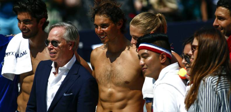 El tenista español Rafael Nadal jugó al strip-tenis en las calles de Nueva York, con motivo de un acto publicitario