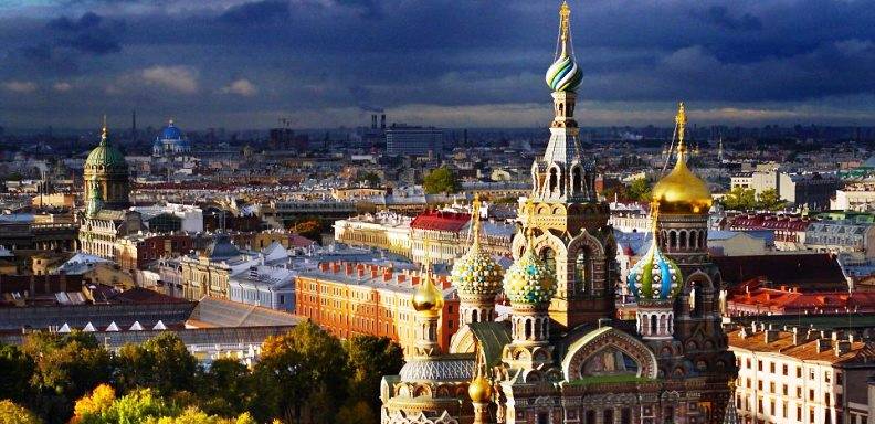 San Petersburgo es una hermosa ciudad ubicada en la parte occidental de Rusia