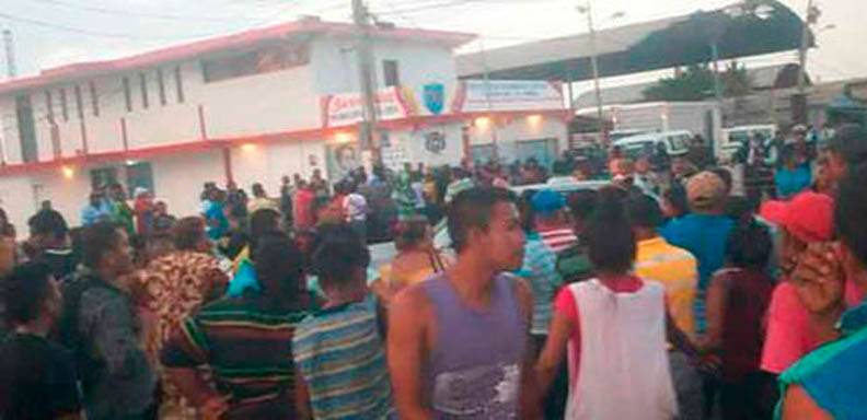 Comunidad de Sinamaica incendia Alcaldía y saquea camiones de alimentos