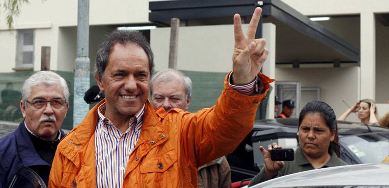 Scioli se impone en las primarias argentinas, seguido de Macri /Foto: Reuters