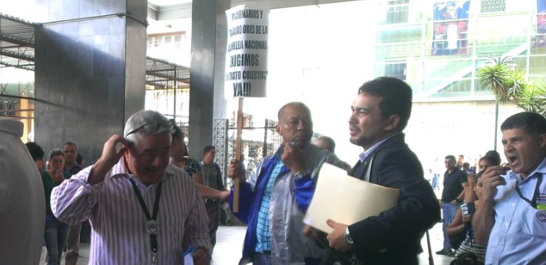 Grupo de trabajadores de la Asamblea Nacional protestó para exigir que se nombre a la Comisión Negociadora para empezar la discusión del contrato colectivo