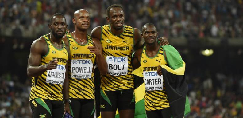 Usain Bolt completó este sábado un nuevo triplete en las pruebas de velocidad del Mundial de atletismo de Pekin, tras la victoria de su país en el relevo 4x100 metros (37.36)