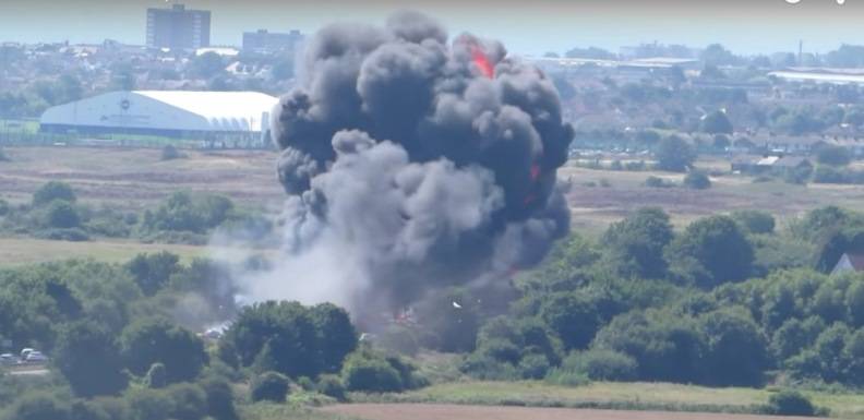 Siete personas murieron cuando un avión de reacción se estrelló en una exhibición aérea en el sur de Inglaterra/Foto Youtube