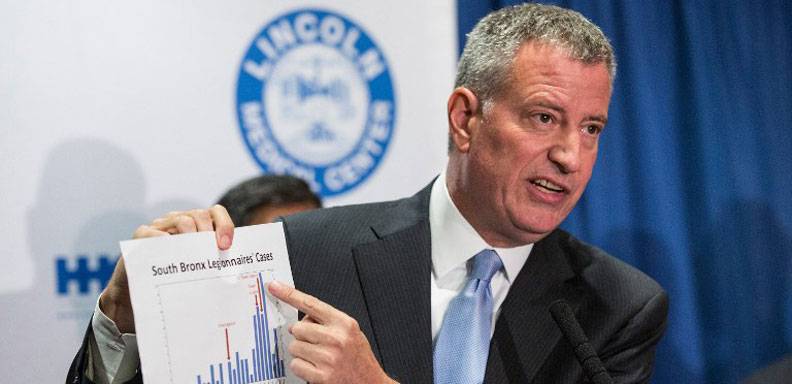 El Alcalde de Nueva York, Bill de Blasio, señaló en conferencia de prensa el brote de legionelosis que afecta la ciudad/ Foto: AFP