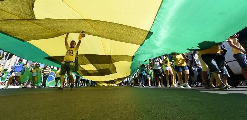 "Fuera Dilma" y "No a la corrupción" fueron algunas de las consignas de los brasileños