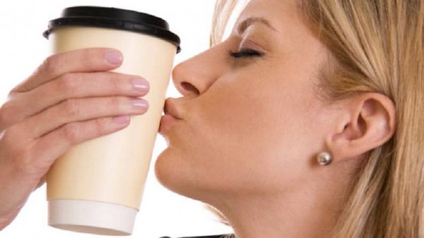 De acuerdo con la investigación elaborada por el Centro Keck Medicine de esta universidad, el consumo diario de más de 2,5 raciones de café, sea regular o descafeinado, y sin importar el método de preparación, reduce hasta en un 54 % el riesgo de desarrollar este tipo de cáncer. 