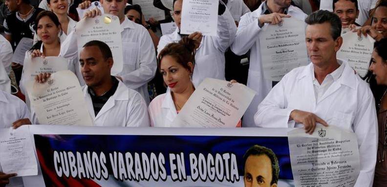 Médicos cubanos en Bogotá, que desertaron de Venezuela, reclamando su visa a EEUU / Foto: EFE