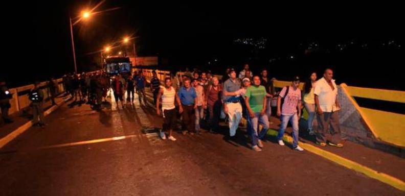 Grupo de personas deportadas desde l estado Táchira hasta Colombia. /Foto Twitter