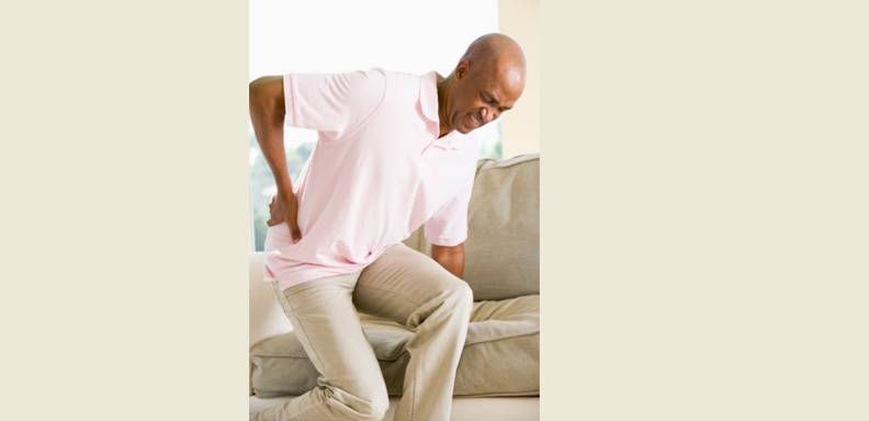Ejercicios físicos y antiinflamatorios no esteroideos ayudan a aliviar los síntomas de la espondiloartritis axial como lo son el dolor lumbar y rigidez que limitan la movilidad de la persona