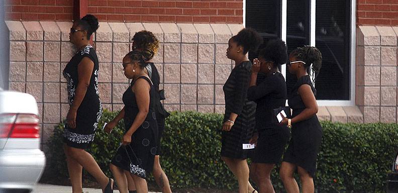 Dolientes llegan al funeral de Bobbi Kristina Brown, la hija única de Whitney Houston /Foto: Reuters