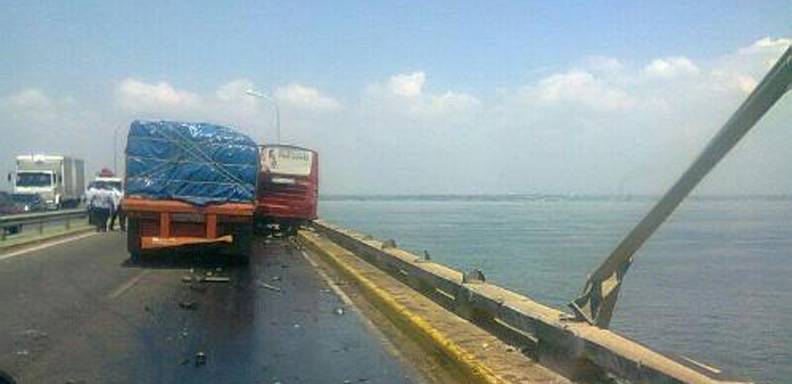 Arrollan a un GNB y otro cae del Puente sobre el Lago de Maracaibo