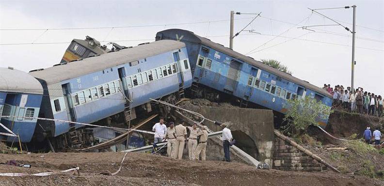 Al menos 27 personas fallecieron y otras 25 resultaron heridas tras un accidente entre dos trenes en el centro de la India/ Foto: EFE