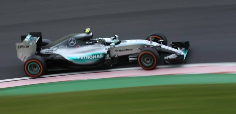 El alemán Nico Rosberg (Mercedes) saldrá desde la pole position este domingo en el Gran Premio de Japón de Fórmula 1 junto a Lewis Hamilton.