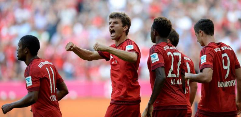 El Bayern de Múnich sufrió muchísimo para remontar el derbi ante el Augsburgo, al que derrotó 2-1 en el descuento final gracias a un penal transformado por Thomas Müller