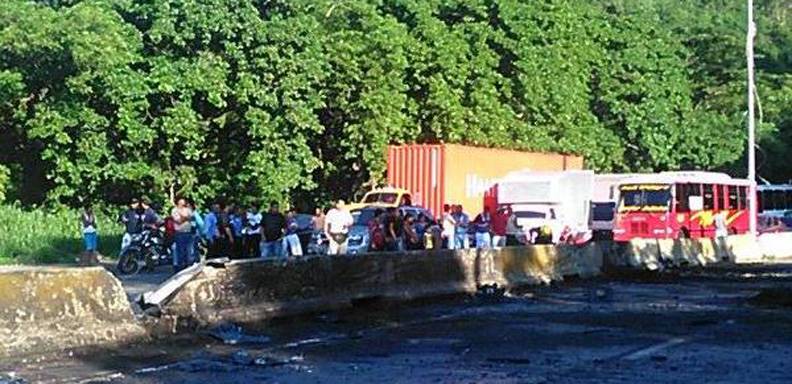 Se registró la muerte de un conductor calcinado en la autopista de Valencia- Puerto Cabello, en Carabobo luego de que su vehículo de carga pesada se volcara