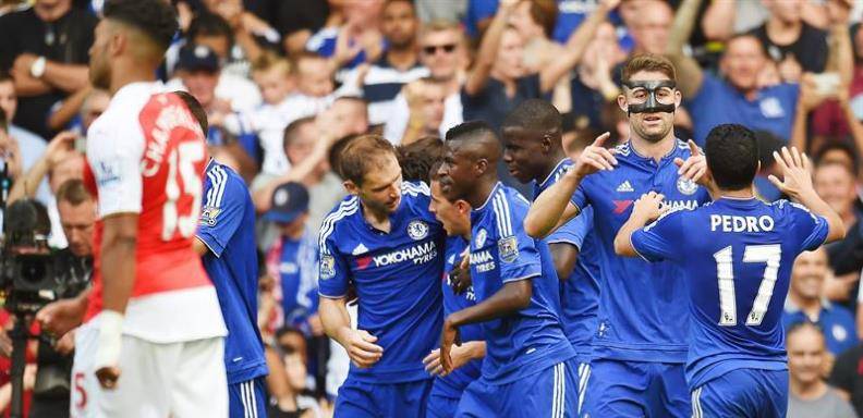 El Chelsea se impuso por 2-0 a un Arsenal que sufrió las expulsiones del defensa brasileño Gabriel y del centrocampista español Santi Cazorla