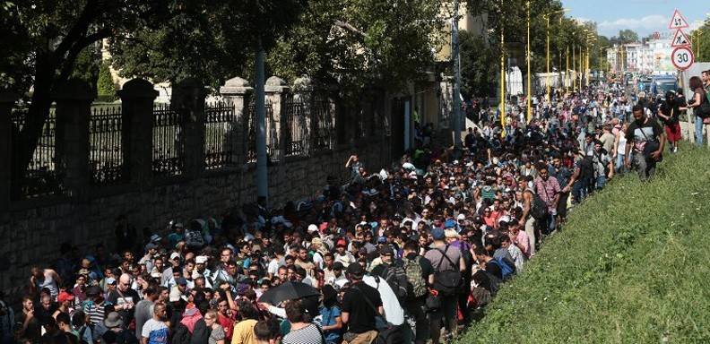 El grupo formaba parte de un estimado de 2.000 migrantes atrapados en campos de refugiados improvisados ​​en la estación de Keleti