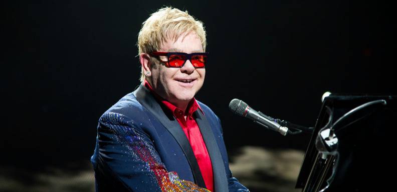 Elton John anunció este miércoles su última gira mundial, que comenzará en septiembre y se alargará durante tres años, ya que se quiere dedicar a sus hijos/ Foto: Reuters