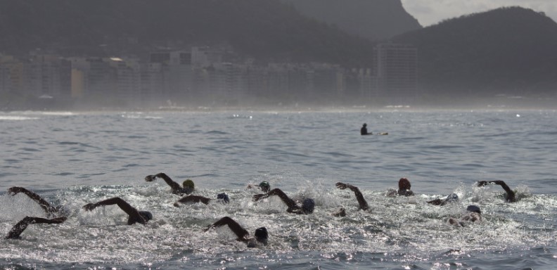 La Federación Internacional de Natación (Fina) criticó la calidad del agua de la playa de Copacabana y las instalaciones para los Juegos Olímpicos de 2016
