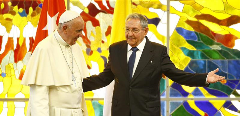 Raúl Castro, se reunió este domingo en el Palacio de la Revolución de La Habana con el papa Francisco, quien realiza su primera visita oficial a la isla