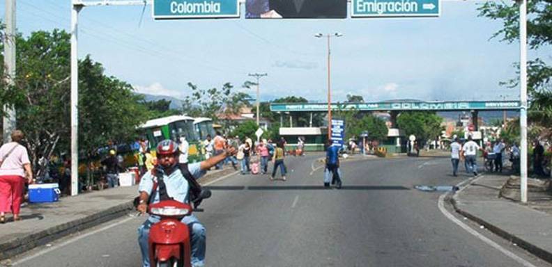 Un persona y tres heridos fue el resultado de un enfrentamiento entre mototaxistas y la policia colombiana debido a una protesta por falta de gasolina en la zona de La Guajira