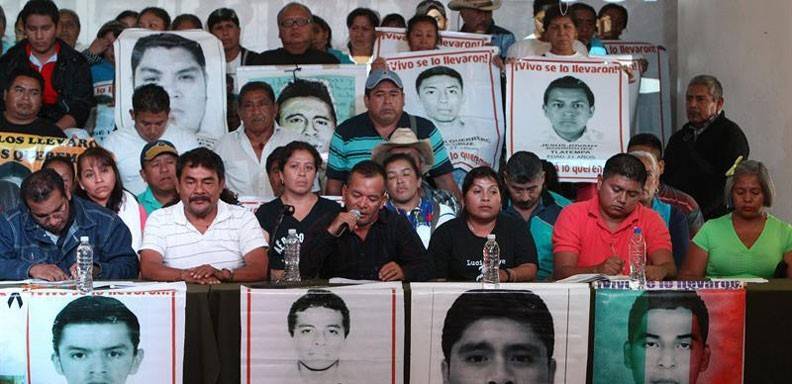 Padres de los estudiantes desaparecidos en Ayotzinapa exigen reunión con Peña Nieto