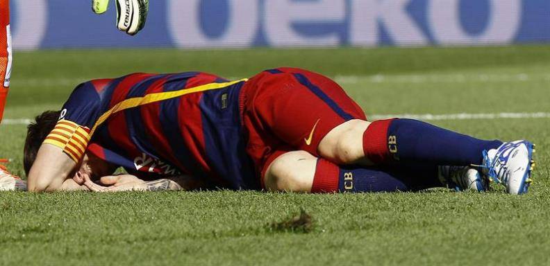 Lionel Messi abandonó el campo lesionado en el minuto 9, tras un golpe en la rodilla tras un choque con el defensa Bigas, en el partido Barcelona-Las Palmas