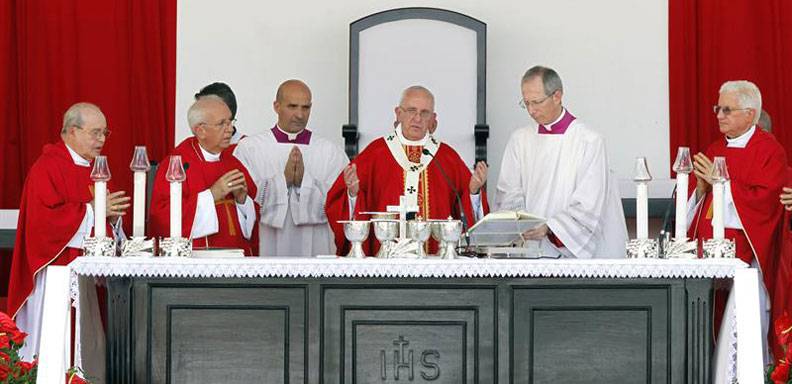En la misa oficiada en Holguín, el Papa elogió las "casas de misión" cubanas por la escasez de templos y sacerdotes en la isla /Foto: EFE