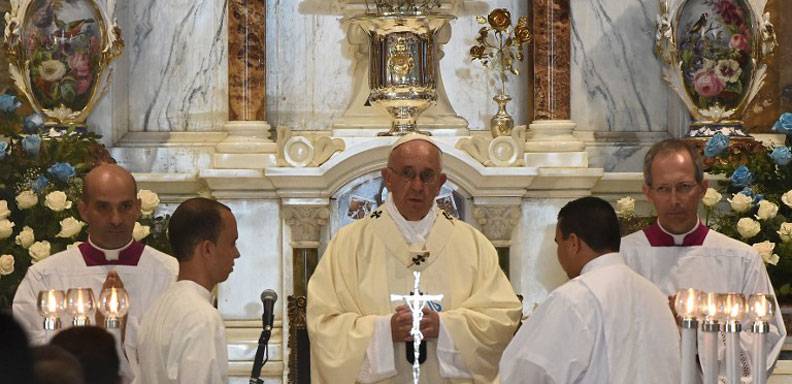 El Papa Francisco destacó que los cubanos vivieron dolores que no acabaron con su fe en Dios, y llamó a sembrar reconciliación, en su misa realizada en el templo de la Virgen de la Caridad del Cobre /Foto: AFP