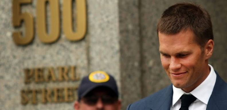 Un juez federal revocó la suspensión de cuatro partidos del mariscal de los Patriots de New England, Tom Brady, tras el escándalo del "Deflategate"