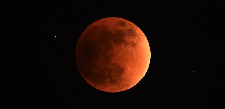 El eclipse lunar maravilló a la mayor parte del mundo la noche del domingo y madrugada del lunes 28 de septiembre/ Foto: AFP