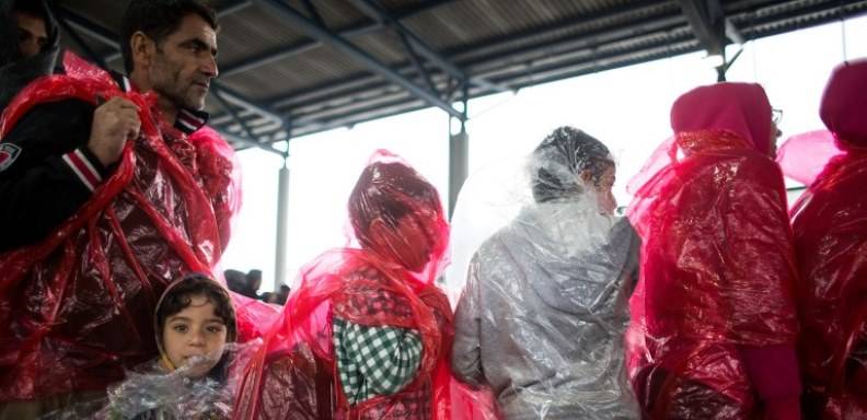 Migrantes esperando para cruzar la frontera hacia Europa. /Foto AFP