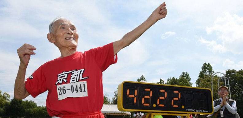 Hidekichi Miyazaki entró al libro Guiness luego de romper el record mundial de 100 mts de atletismo en la categoría de 105 años /Foto: abc.com