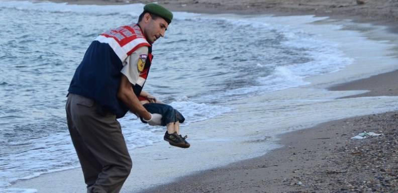 La foto del niño sirio ahogado conmociona al mundo y muestra el drama de migración de Europa /Foto: AFP