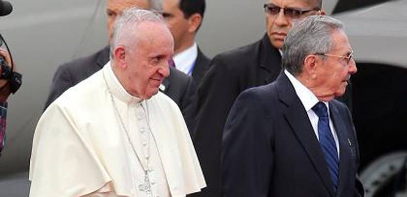 El Papa fue recibido por el presidente de Cuba, Raúl Castro