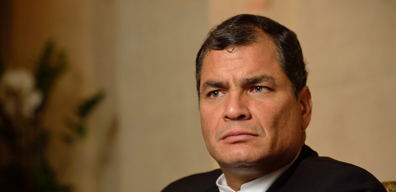 El presidente de Ecuador, Rafael Correa, anunció este viernes en Twitter la destitución del Alto Mando militar, en medio de una polémica por una orden del Gobierno para que el Instituto de Seguridad Social de las Fuerzas Armadas (Issfa) devuelva 41 millones de dólares al Ministerio del Ambiente