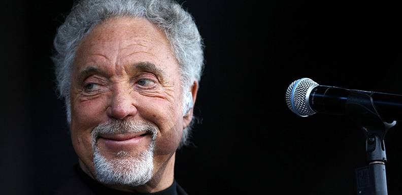 Tom Jones lanza autobiografía y nuevo disco