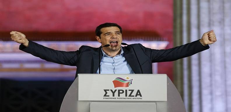 Tsipras abrió los brazos en señal de triunfo