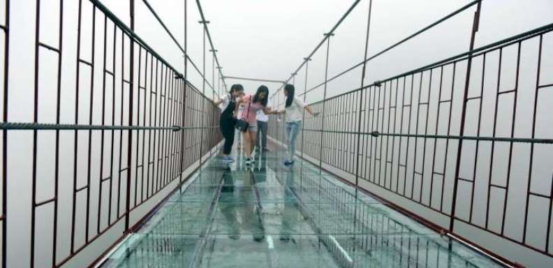 Las rupturas en el puente chino de cristal generaron pánico en los turistas