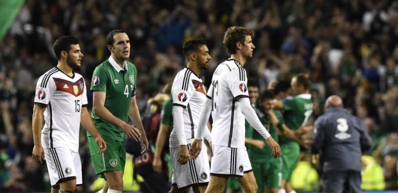 Alemania se vio sorprendida por Irlanda, con la que perdió 1-0 este jueves en Dublín, por lo que tendrá que esperar a clasificar a la Euro 2016