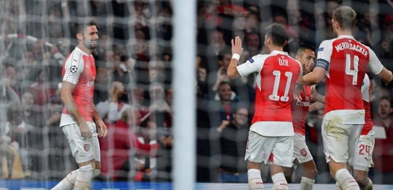 Un tanto de Olivier Giroud tras un error garrafal de Manuel Neuer y otro de Mesut Özil dieron un triunfo vital al Arsenal sobre el Bayern (2-0)