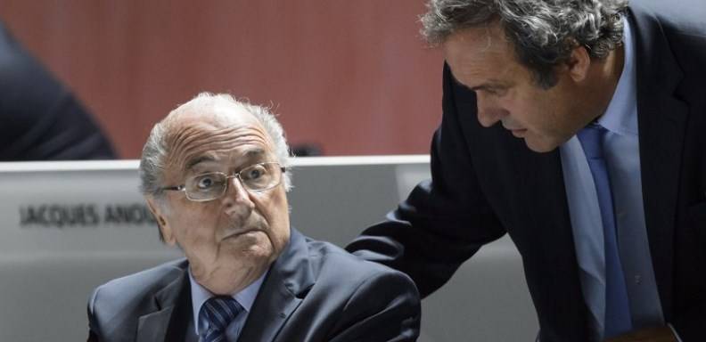 El presidente de la FIFA, Joseph Blatter, suspendido temporalmente de su cargo, acusó Michel Platini, de ser el causante del escándolo que tiene hoy FIFA