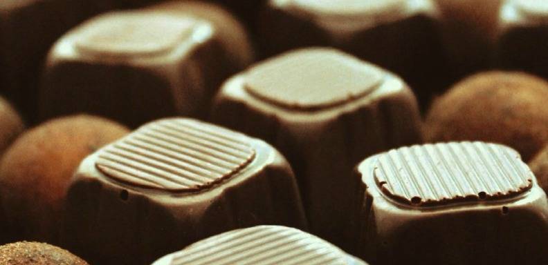 Bombones de chocolate rellenos de mazapán / Foto: Marzipan Passion